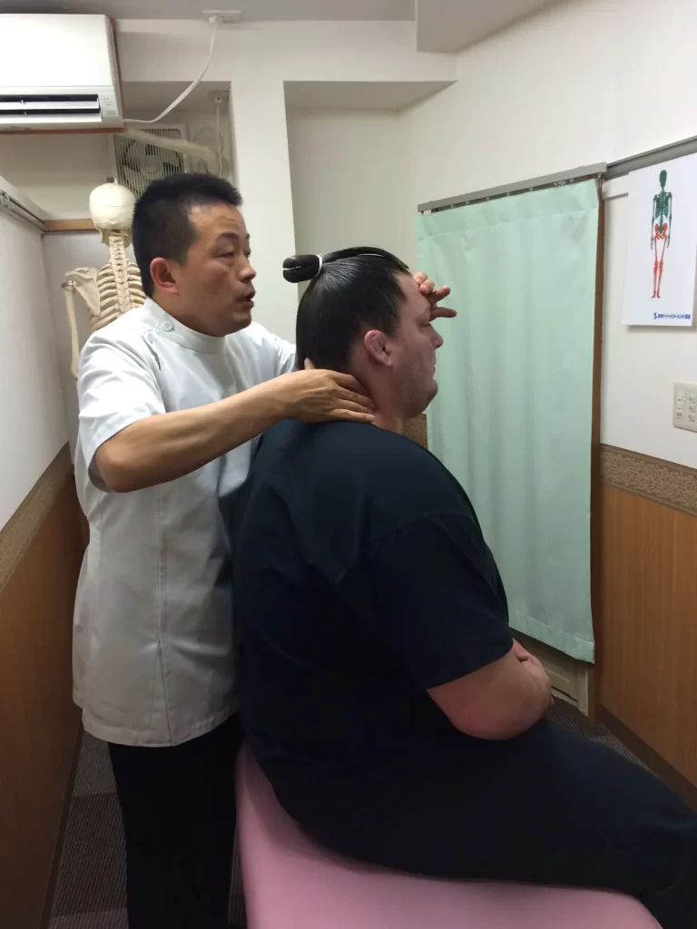 力士への施術風景