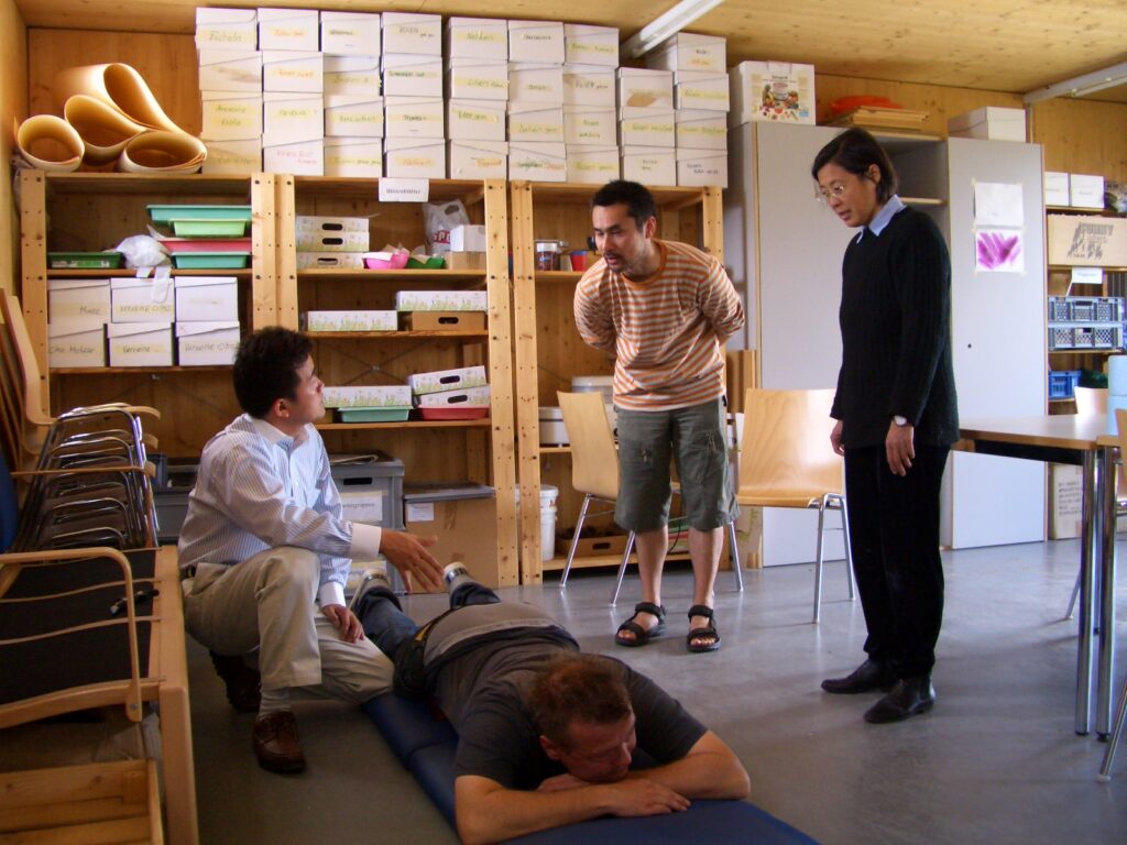 スイス医療従事者への研修・治療風景