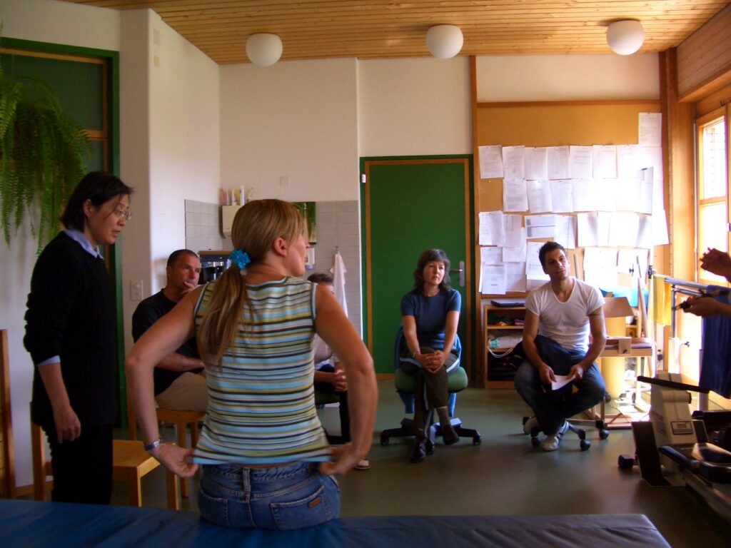 スイス医療従事者への研修風景